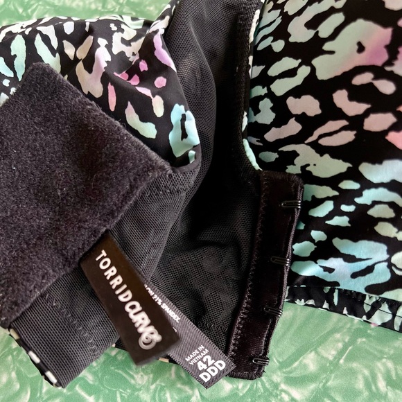 Torrid Curve Wireless Bra with a Watercolor Leopard Print on black Size US 42DDD - Picture 3 of 3